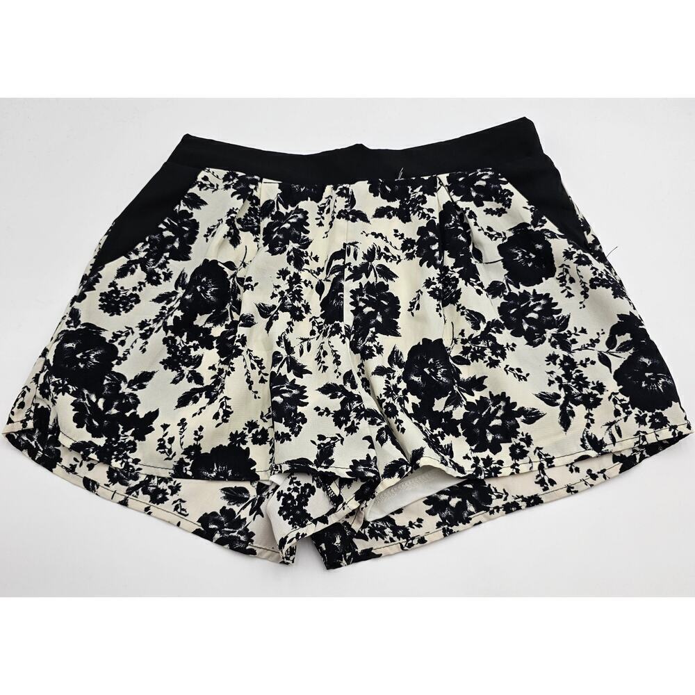 Alya Women's S Black and White Floral Pull On Elastic Waist Shorts